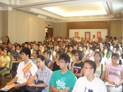 Người nhà nạn nhân MH370 an ủi thân nhân hành khách MH17