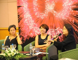 Người nhà nạn nhân MH370 an ủi thân nhân hành khách MH17