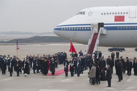 Người nhà nạn nhân MH370 an ủi thân nhân hành khách MH17