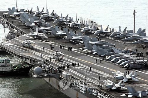 Người nhà nạn nhân MH370 an ủi thân nhân hành khách MH17