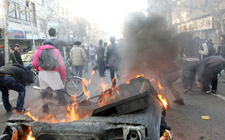 Người nhà nạn nhân MH370 an ủi thân nhân hành khách MH17