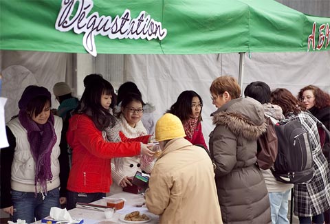 Người nhà nạn nhân MH370 an ủi thân nhân hành khách MH17