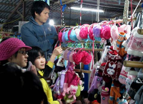 Người nhà nạn nhân MH370 an ủi thân nhân hành khách MH17