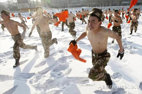 Người nhà nạn nhân MH370 an ủi thân nhân hành khách MH17